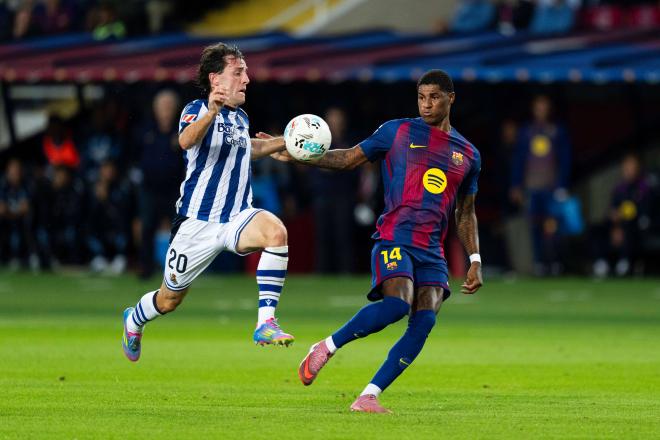 Odriozola pelea un balón con Marcus Rashford en el Barça-Real Sociedad (Foto: Cordon Press).