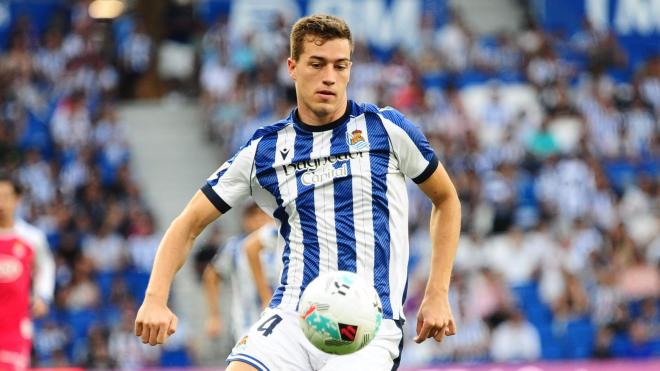 Luka Sucic mira al balón en la Real Sociedad (Foto: LALIGA).