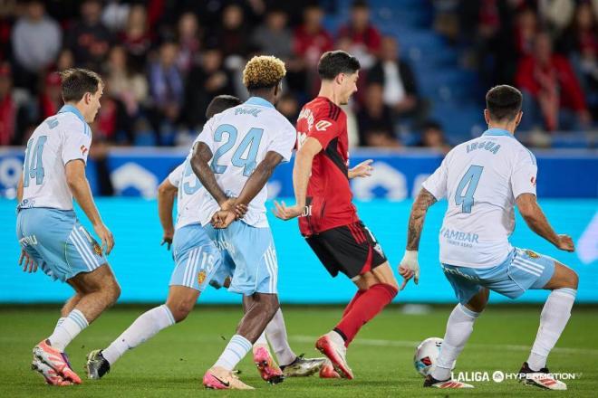 Pablo Insua, en una jugada del Mirandés-Real Zaragoza (FOTO: LALIGA).