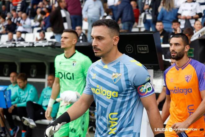 Alfonso Herrero salta al césped en el Burgos-Málaga (FOTO: LALIGA).