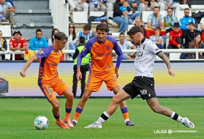 David Larrubia, en una jugada del Burgos-Málaga (FOTO: LALIGA).