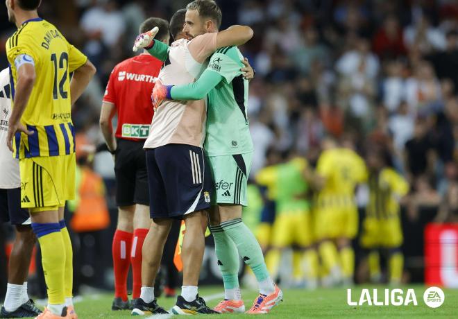 Aarón Escandell celebra la victoria en Mestalla. (Foto: LALIGA)