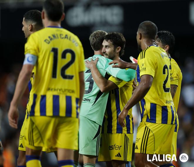 Abrazos en Mestalla a Escandell. (Foto: LALIGA)