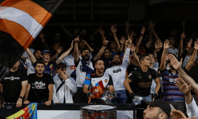 Afición del Valencia CF en Mestalla ante el Oviedo, de nuevo casi lleno