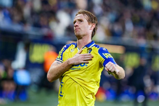 Álex Fernández celebra un gol con el Cádiz (Foto: LaLiga).