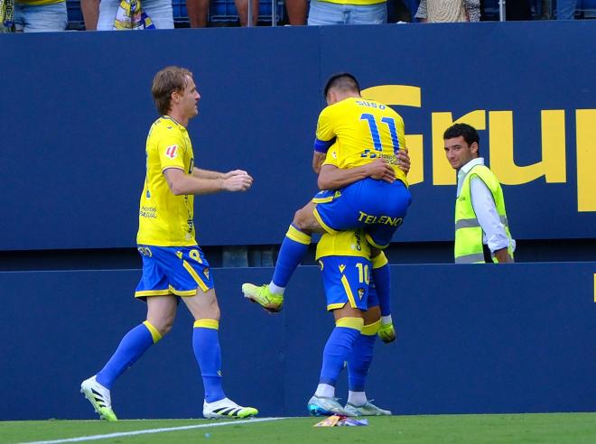 Álex Fernández celebra un gol con el Cádiz (Foto: LaLiga).