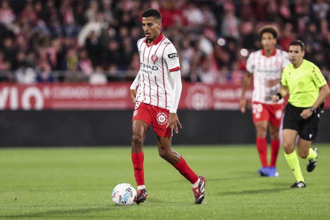 Azzedine Ounahi conduce el balón en el Girona-Espanyol (Foto: Europa Press).