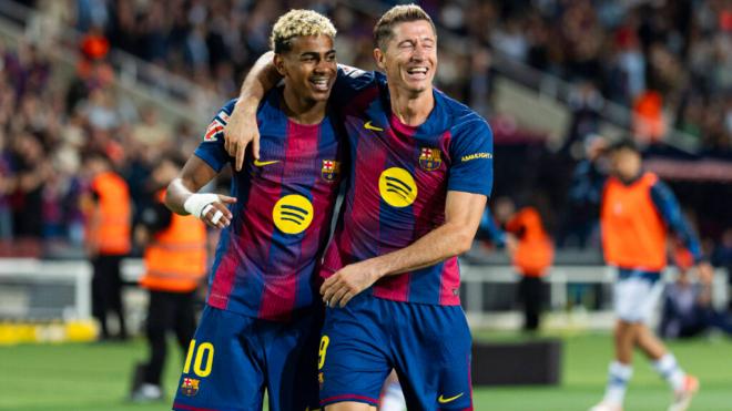 Lamine Yamal y Lewandowski celebrando un gol frente a la Real Sociedad (Cordon Press)