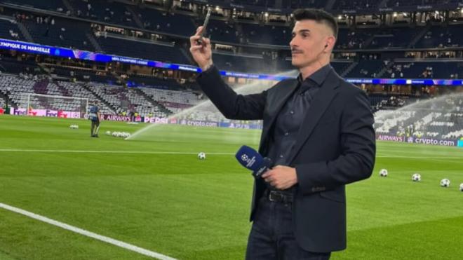 Álvaro Benito antes de comentar un partido de la UEFA Champions League (@alvarobenitov)