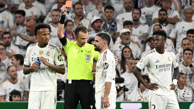 Dani Carvajal siendo expulsado en Champions frente al Marsella (Cordon Press)