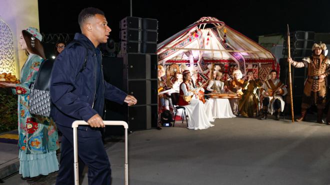 Mbappé llegando a Kazajistán (Real Madrid)
