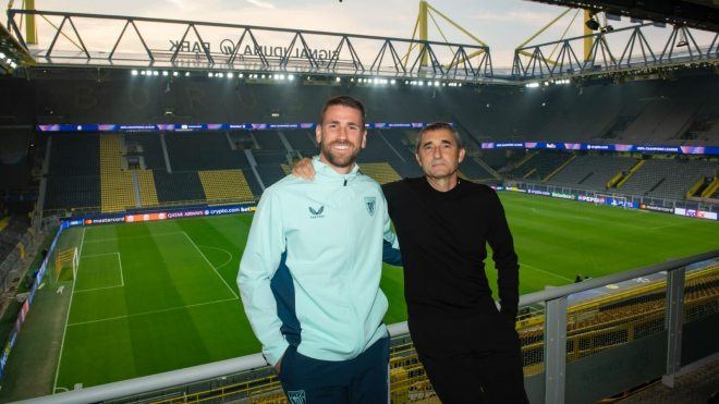 Unai Simón y Valverde posan en el estadio del Dortmund. (Foto: Athletic)