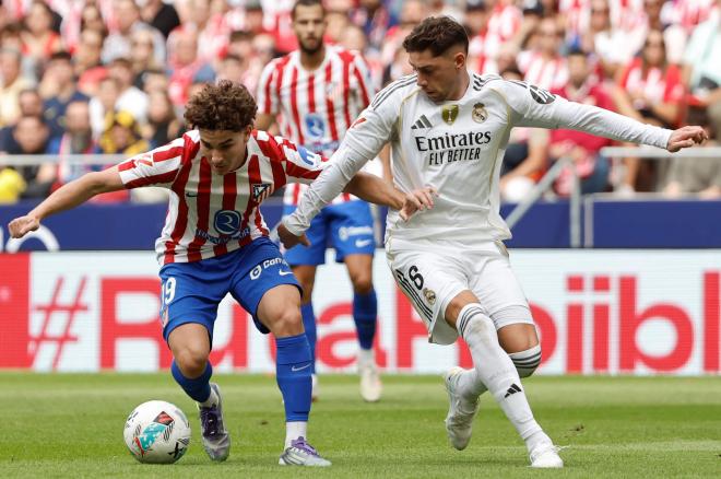 Julián Álvarez y Fede Valverde en el derbi (Foto: EFE)