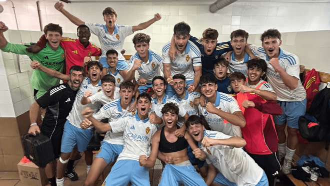 Los jugadores del juvenil del Real Zaragoza celebran el triunfo en Sant Cugat antes del viaje de vu