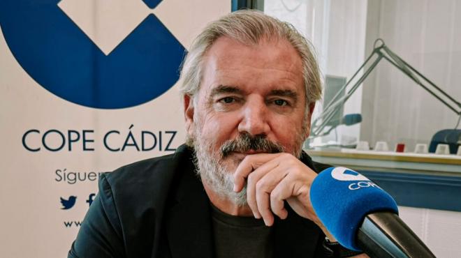Manuel Vizcaíno concede una entrevista en COPE Cádiz (Foto: Cádiz CF).