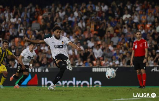 Penalti fallado de Danjuma y parado por Escandell (Foto; LALIGA)