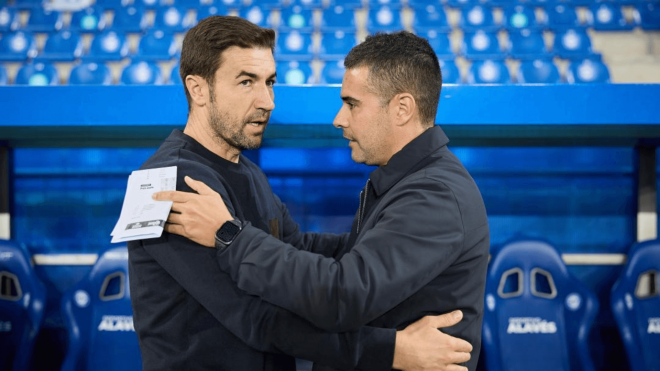 Gabi Fernández saluda a Fran Justo en Mendizorroza (Foto: LaLiga).