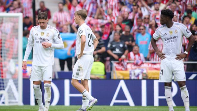 Los jugadores del Real Madrid durante el derbi (Fuente: Cordon Press)