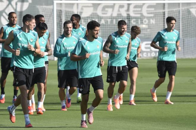 Junior Firpo, en el entrenamiento del Betis (Foto: Kiko Hurtado)