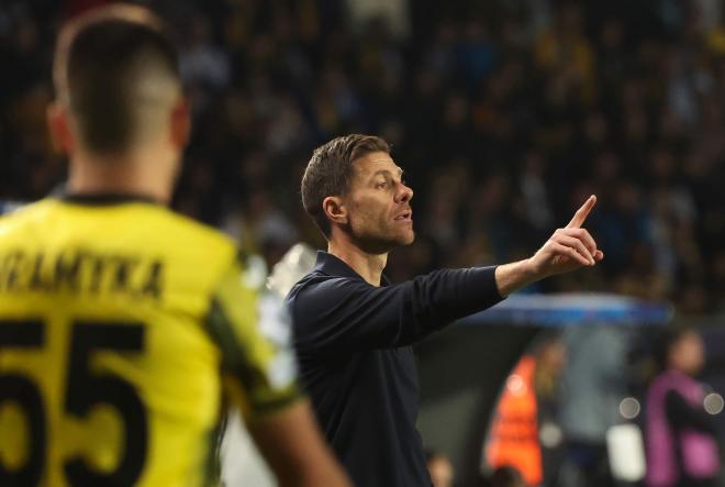 Xabi Alonso ante el Almaty (Foto: EFE)