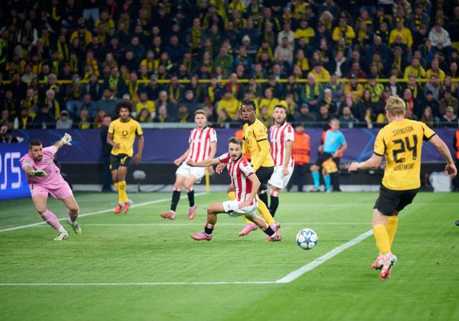 Karim Adeyemi, al fondo, ante el Athletic. (Foto: EFE)