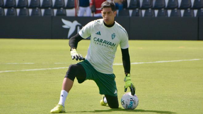 Esteban Andrada calienta con el Real Zaragoza (Foto: LALIGA).