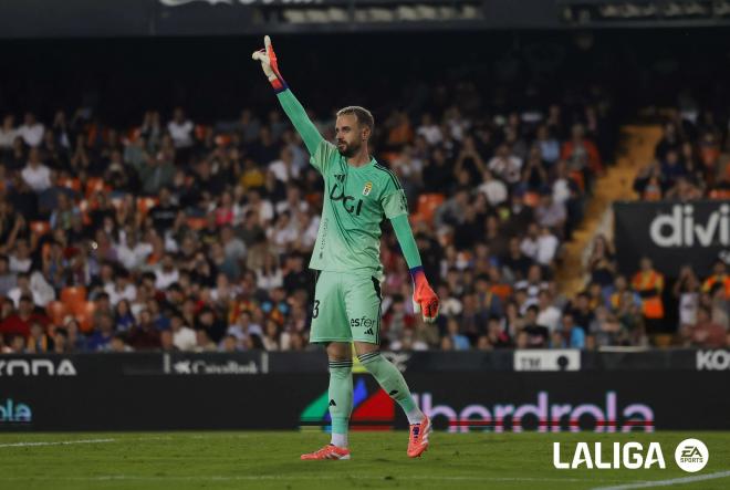 Aarón Escandell celebra una parada en Mestalla. (Foto: LALIGA)