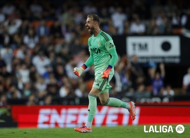 Aarón Escandell celebra una parada en Mestalla (Foto: LALIGA).