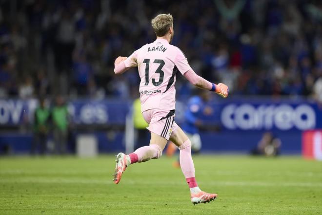 Aarón Escandell celebra el gol de Alberto Reina en el Oviedo-Barcelona (Foto: Europa Press).