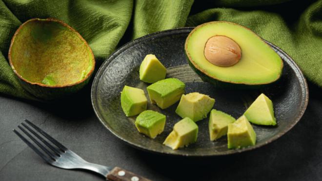Aguacate partido en trozos en un plato (Foto: Freepik)