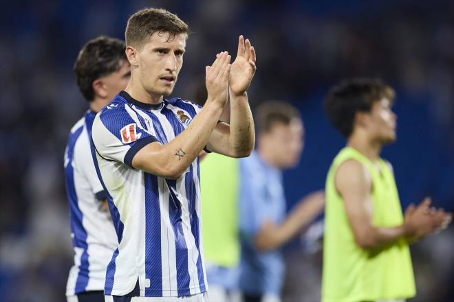Aihen Muñoz aplaude tras el Barcelona-Real Sociedad (Foto: Europa Press).