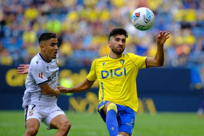 Mario Climent pelea un balón en el Cádiz-Ceuta (Foto: LALIGA).