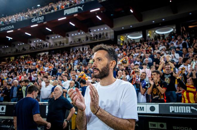 Carlos Corberán en Mestalla (Foto: Valencia CF)