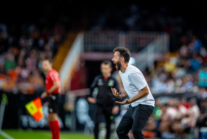 Santi Cañizares defiende a Carlos Corberán, aquí en Mestalla (Foto: Valencia CF)