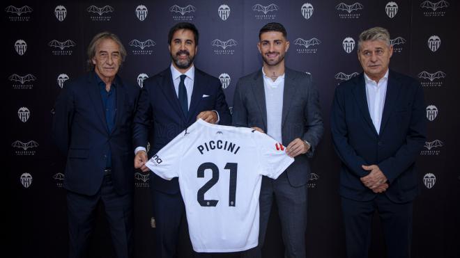 Cristiano Piccini, homenajeado en Mestalla (Foto: Valencia CF)