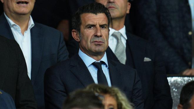 Luis Figo en el palco de Montjuic (Cordon Press)