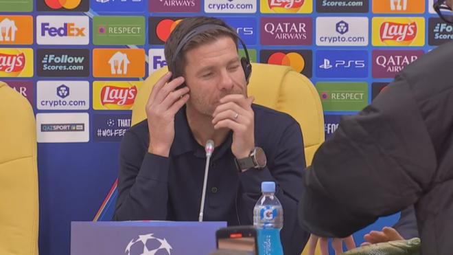 Xabi Alonso recibe el pez en la rueda de prensa (UEFA)