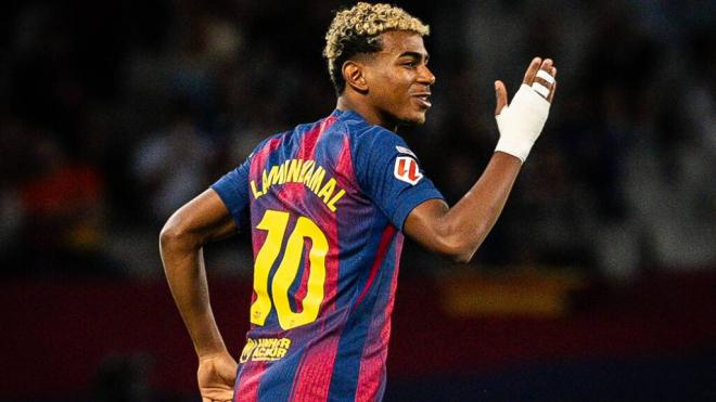 Lamine Yamal con el '10' a la espalda de la camiseta del FC Barcelona (Cordon Press)