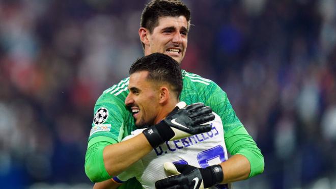 Courtois se abraza con Ceballos (Foto: Cordon Press)