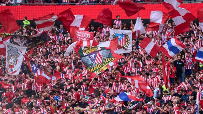 La afición del Atlético durante el derbi (Foto: Cordon Press)