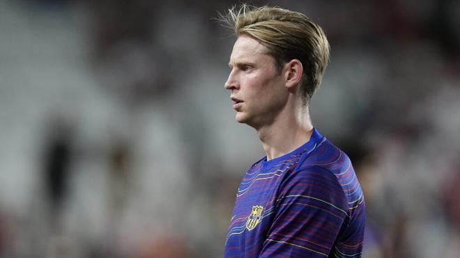 Frenkie de Jong calienta antes de jugar en Vallecas (Foto: Europa Press)