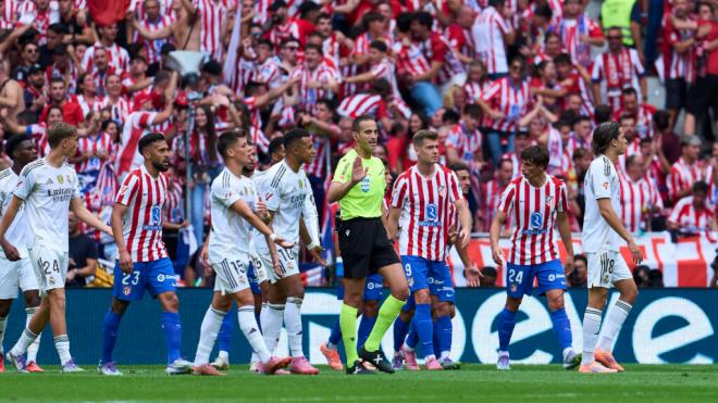 El Atlético de Madrid y el Real Madrid en el derbi (Cordon Press)