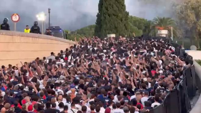 Los ultras del PSG en su llegada a Montjuic (ElDesmarque)