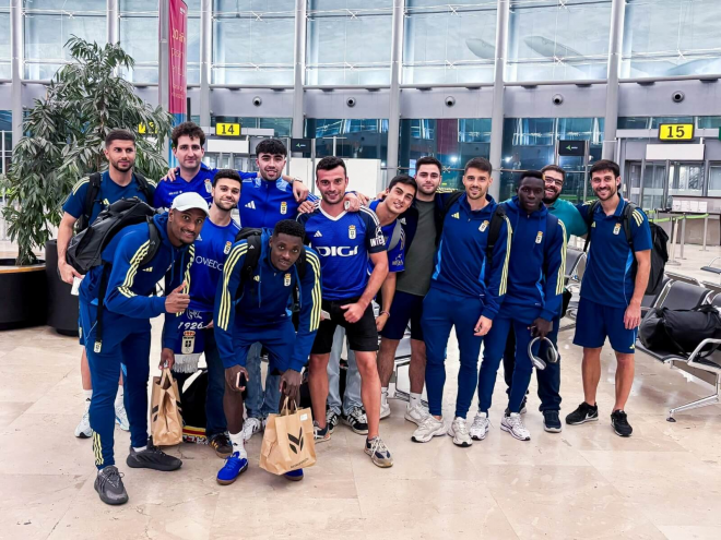 Grupo de aficionados azules con el primer equipo. (Foto: Real Oviedo)