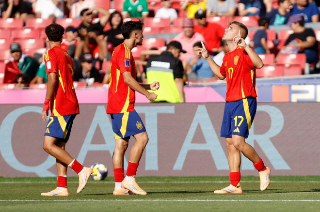 Pablo García celebra su gol con España. (Foto: SEFUTBOL)