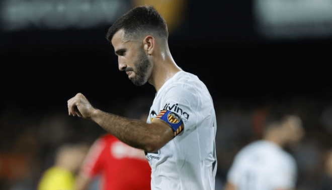 Cañizares defiende a José Luis Gayà, aquí ante el Oviedo (Foto: LALIGA)