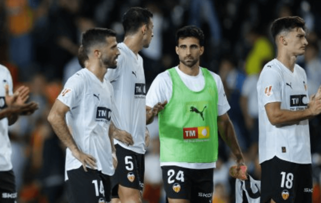Gayà, abatido, ante el Oviedo (Foto: LALIGA)