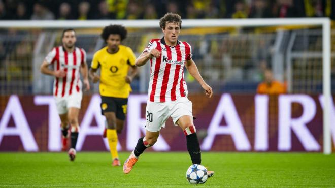 Unai Gómez la lleva lucha en el duelo ante el Borussia de Dortmund en la Champions League (Foto: Athletic Club).