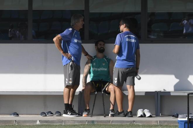 Manuel Pellegrini e Isco Alarcón, charlando en la sesión del miércoles (Foto: Kiko Hurtado).