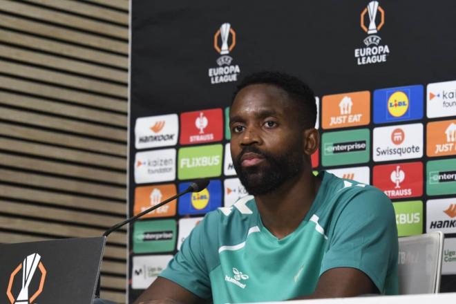 Cédric Bakambu, en sala de prensa (Foto: Kiko Hurtado).